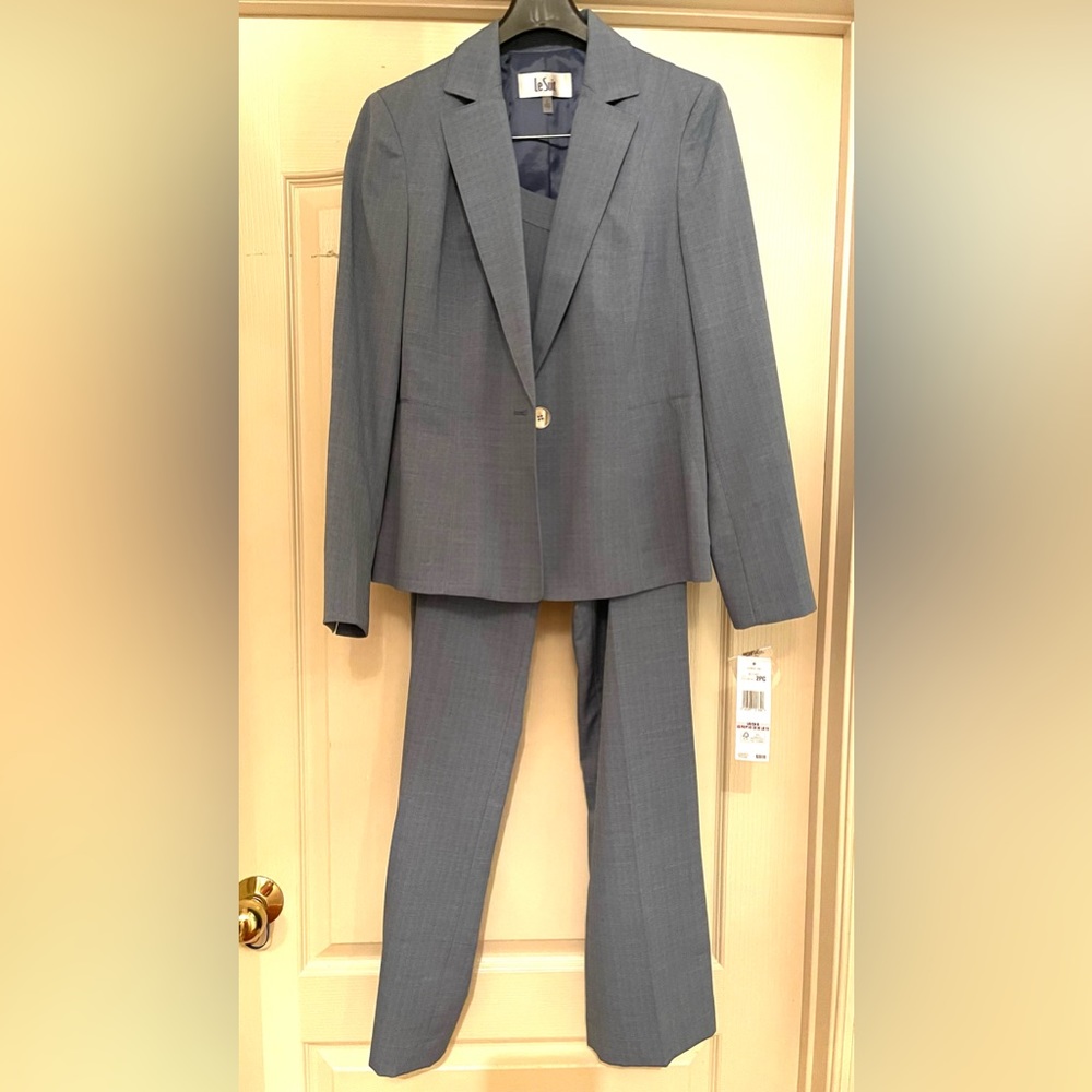 Le suit size 6